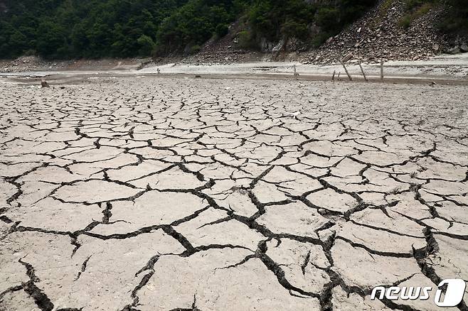 저수지가 가뭄으로 인해 바닥을 드러낸 모습. ⓒ News1 DB