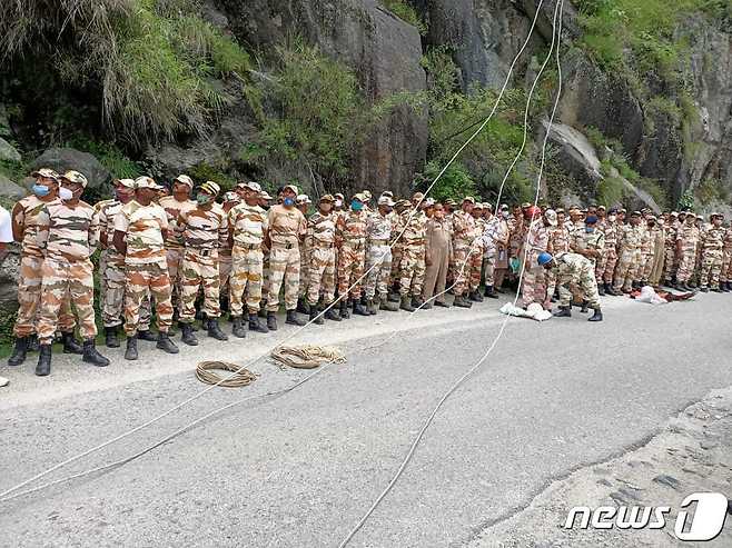 11일(현지시간) 인도 히마찰프라데시주 킨나우르 지구의 레콩피오에서 발생한 산사태 현장서 경찰들이 구조작업을 준비하고 있다. ⓒ AFP=뉴스1 ⓒ News1 우동명 기자(사진은 기사 내용과 무관함)