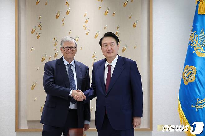 윤석열 대통령이 16일 오후 용산 대통령실에서 빌 게이츠 '빌 앤 멜린다 게이츠 재단' 공동 이사장과 악수하고 있다. (대통령실 제공) 2022.8.16/뉴스1 ⓒ News1 오대일 기자