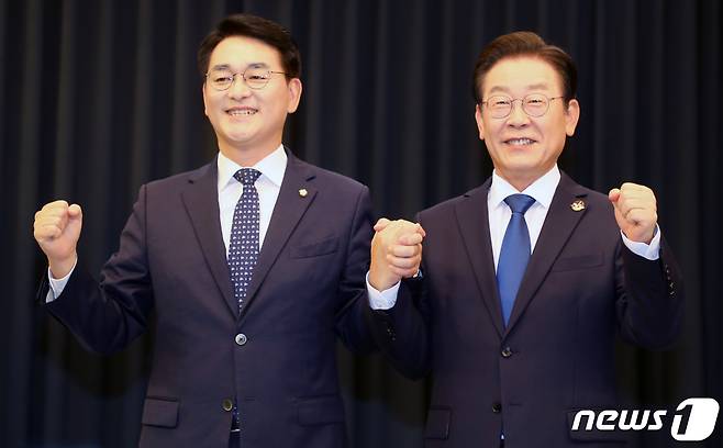 박용진(왼쪽), 이재명 더불어민주당 당대표 후보가 16일 전북 전주시 JTV전주방송에서 열린 토론회에 앞서 기념촬영을 하고 있다. 2022.8.16/뉴스1 ⓒ News1 유경석 기자