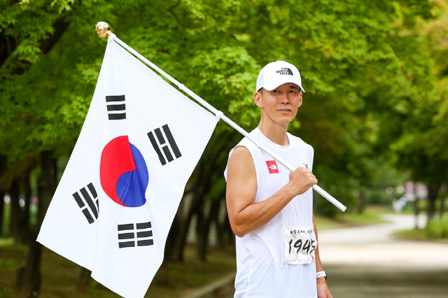 Jean Sean delivered A billion Ones Donation money for the 77th anniversary of Liberation Day.Sean and Korea Habitat held the Donation Marathon campaign 2022 815 Run, which runs a certain distance for the descendants of independent beneficiaries at the time and place where the participants were One on the day of Liberation Day.In this campaign, which recalls the meaning of Liberation Day and gratitude for the independence meritorious, Sean completed 81.5km in 7 hours 27 minutes 24 seconds, a 23-minute cut in last years record.Sean and 45 Wang Feifei were divided into five groups and ran in compliance with the anti-virus rules.Former soccer national team Lee Young-pyo and Joe One-hee, actor Park Bo-gum, Yoon Se-ah, Lee Si-young, Jin Seon-gyu, Goh Han-min, Lim Si-wan, former cycling national team Gong Hyo-seok, Yeonje Sung and track and field player Jang Ho-joon participated.After 71 companies including North Feifeis and Kakao, Donation money of One company and all of 3,500 individual participants were Donated to Korea Habitat.Sean, who succeeded in completing the race, also made a promise of 8.15 million One and his hip-hop clothing brand MF!It added 8.15 million One, part of the proceeds from the X MCM Collaboration Pop-up Store, to a total of 16.3 million One.Donation funds over about A Billion One are used for residential improvement projects of descendants of independent meritorious persons.Sean said, The meaning of Liberation Day has become more meaningful thanks to 45 Wang Feifei and 3,500 runners who have run together from all over the country.My 81.5km completion was possible because of these people, and it is a thank-you letter to Park Jong-woo who gave everything for the independence of Korea. You can also participate in Donation after 815 runs.After completing the course for a month in August, 815One will be Donated per one of the hashtags (#2022_815 #2022815 Run #2022 It will be good in Korea # Thank you # I will not forget # I will not forget # I will not forget # I will not forget # I will do it.)Also, 815One is Donated per case even if Korea Habitat participates in a fundraiser opened in value like Kakao (to write, write, share).Sean is 2020 yearThrough the 815 runs held from the beginning, we have raised 2.13 billion One funds.So far, we have dedicated Dongducheon No. 2 house in Gyeonggi Province, Cheongyang No. 3 house in Chungnam, One No. 4 house in Gyeongnam Province, Ulsan No. 5 house, and Jecheon No. 6 house in Chungbuk.In August ~ September, we plan to build Cheongsong 7 in Gyeongbuk and Gurye 8 in South Jeolla Province in the descendants of independent beneficiaries.