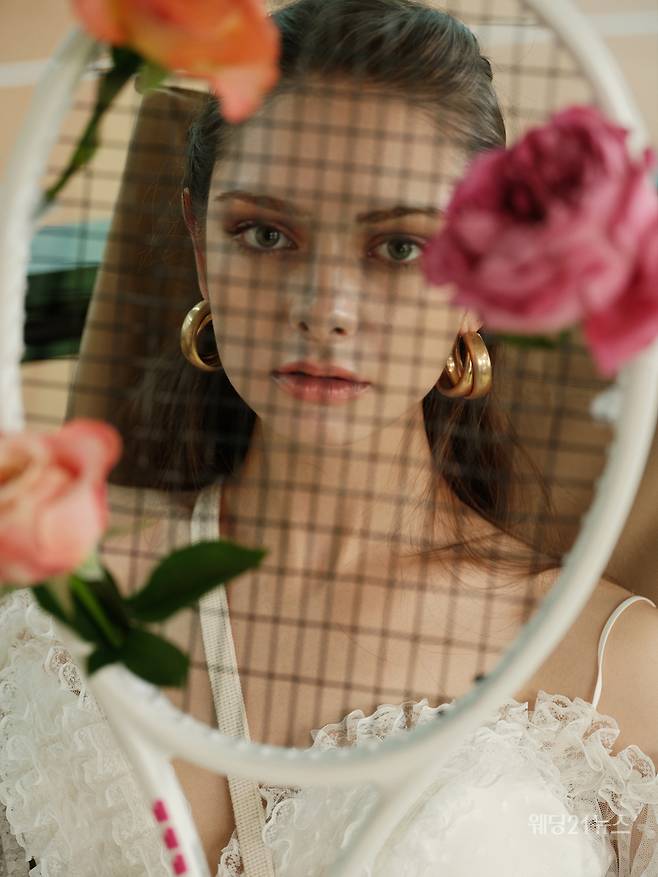 사진 : 에디터 조윤예, 드레스 올댓드레스, 포토그래퍼 우상권(스튜디오밥스), 모델 루카, 헤어 미영(보보리스) 메이크업 박소연(연화메이크업), 스타일리스트 박소현, 제품협찬 로제블랑, 롱샴, 마스카, 손정완, 발롱, 쟈니헤잇재즈, 핑거수트, 페어라이어, 휠라, 로케이션 W테니스