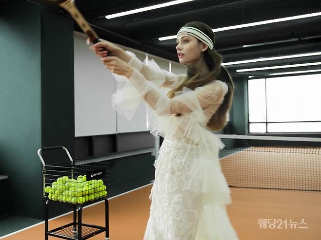 사진 : 에디터 조윤예, 드레스 올댓드레스, 포토그래퍼 우상권(스튜디오밥스), 모델 루카, 헤어 미영(보보리스) 메이크업 박소연(연화메이크업), 스타일리스트 박소현, 제품협찬 로제블랑, 롱샴, 마스카, 손정완, 발롱, 쟈니헤잇재즈, 핑거수트, 페어라이어, 휠라, 로케이션 W테니스