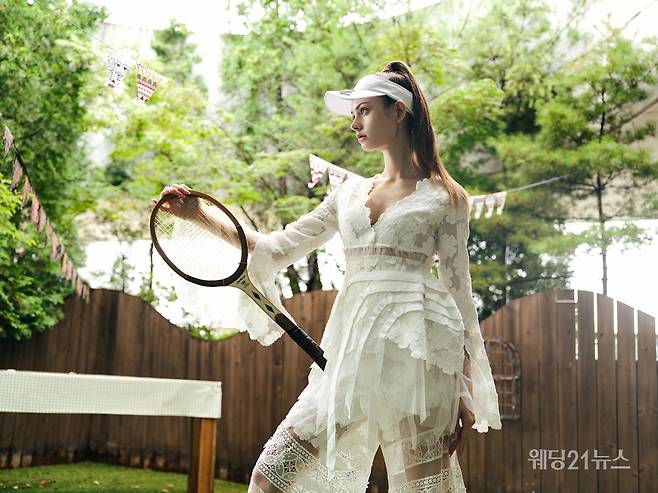 사진 : 에디터 조윤예, 드레스 올댓드레스, 포토그래퍼 우상권(스튜디오밥스), 모델 루카, 헤어 미영(보보리스) 메이크업 박소연(연화메이크업), 스타일리스트 박소현, 제품협찬 로제블랑, 롱샴, 마스카, 손정완, 발롱, 쟈니헤잇재즈, 핑거수트, 페어라이어, 휠라, 로케이션 W테니스