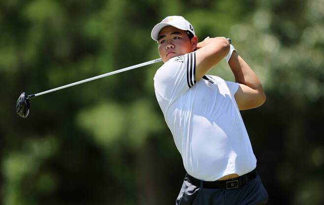 김주형이 15일 미국 테네시주 TPC 사우스윈드에서 열린 PGA 투어 플레이오프 1차전 페덱스 세인트주드 챔피언십 4라운드 7번홀 티샷을 하고 있다./AFP 연합뉴스
