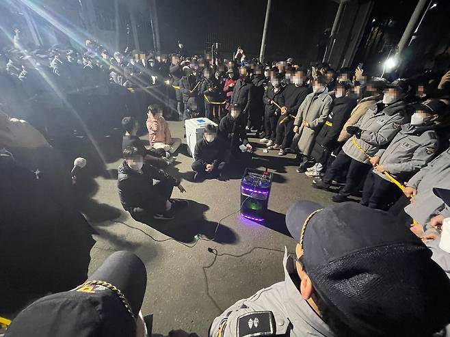 지난 3월 인천 부평구 삼산체육관에서 개표 예정이었던 제20대 대통령 선거 투표함 1개에 대해 유튜브 채널 '가로세로 연구소(가세연)' 등 보수 유튜버들이 '부정선거'를 주장하며 반입을 막으면서 개표에 차질을 빚고 있다./뉴스1