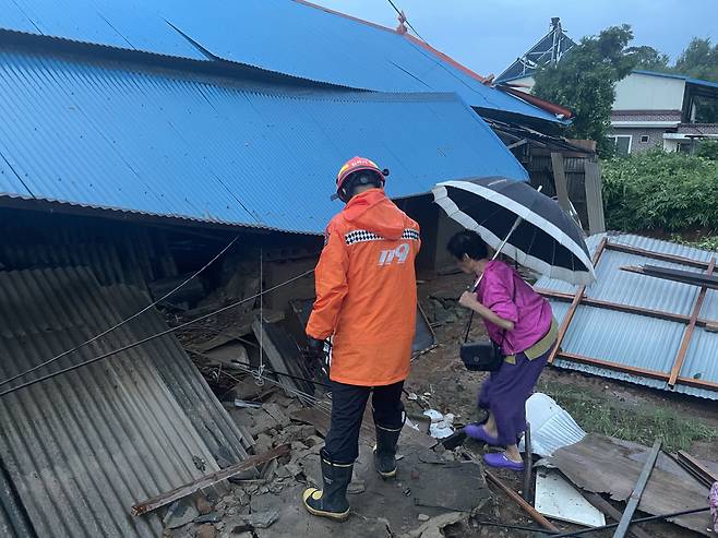 16일 오전 4시23분쯤 전북 정읍시 이평면 무룡마을에서 강풍으로 마을회관과 주택 등 건물 2채의 지붕이 파손됐다. 신고를 받고 출동한 119대원과 주민이 현장을 살펴보고 있다./전북소방본부