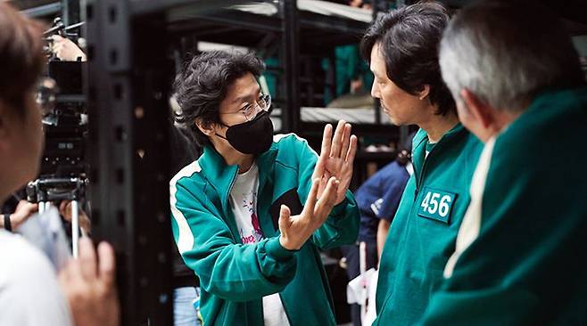 '오징어 게임' 촬영장에서 이정재(오른쪽)의 연기 지도를 하고 있는 황동혁 감독. /넷플릭스