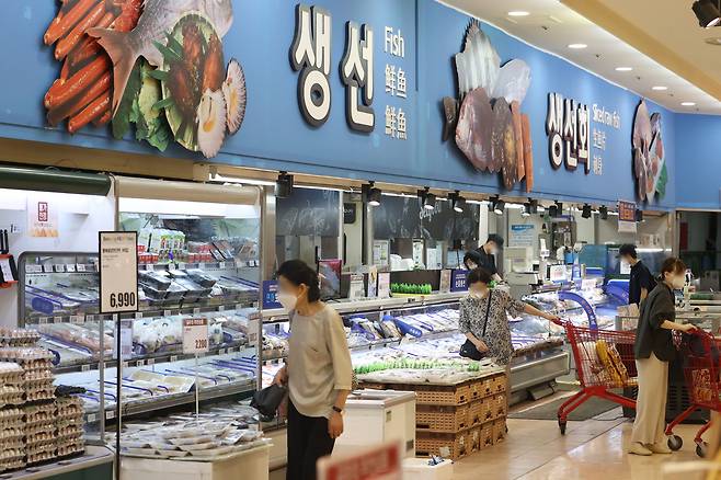 서울의 한 대형마트에서 시민들이 장을 보고 있다. / 연합뉴스
