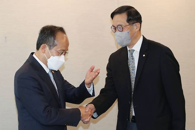추경호 경제부총리 겸 기획재정부 장관(왼쪽)과 이창용 한국은행 총재가 5월 16일 서울 중구 프레스센터에서 열린 조찬간담회에서 악수하고 있다. / 연합뉴스