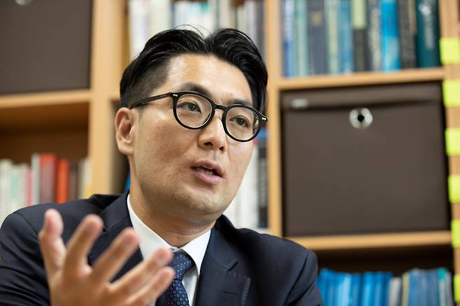 허준영 서강대 경제학부 교수가 8월 3일 오후 서울 마포구 백범로 서강대 게페르트 남덕우 경제관에서 조선비즈와 인터뷰하고 있다. / 박상훈 기자