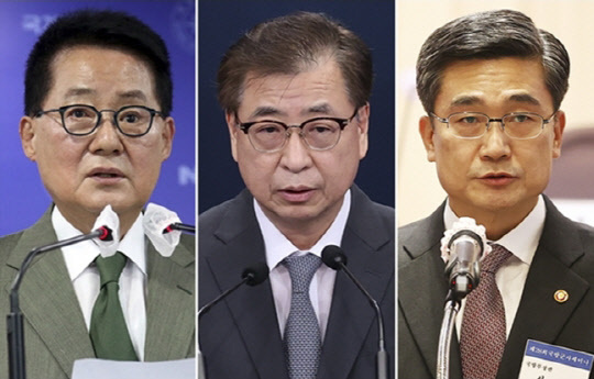 (왼쪽부터) 박지원 전 국가정보원장, 서훈 전 국가안보실장, 서욱 전 국방부 장관. <연합뉴스>
