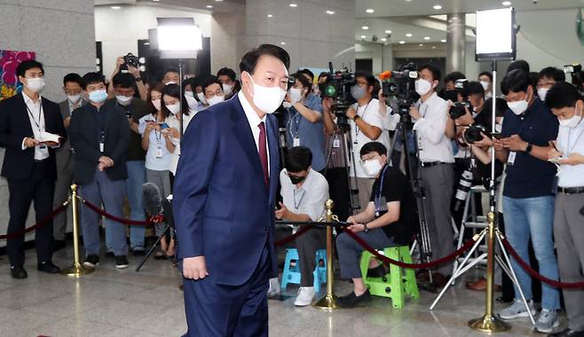 윤석열 대통령이 취임 100일 하루 앞둔 16일 오전 서울 용산 대통령실 청사로 출근, 기자들과 질의응답을 하고 있다. 연합뉴스