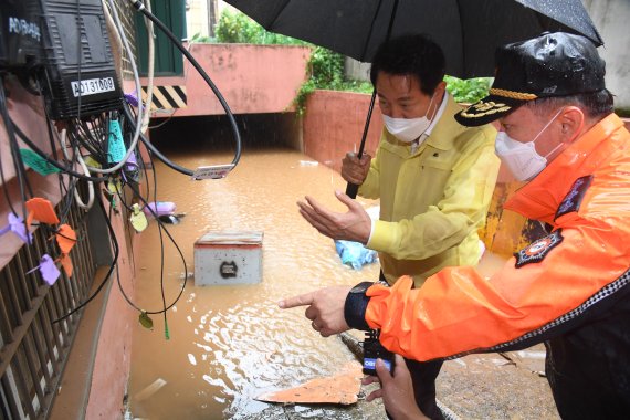 오세훈 서울시장(왼쪽)이 지난 9일 폭우로 일가족 3명이 사망한 서울 관악구 신림동의 다세대 주택 현장을 찾아 상황 설명을 듣고 있다. 서울시 제공