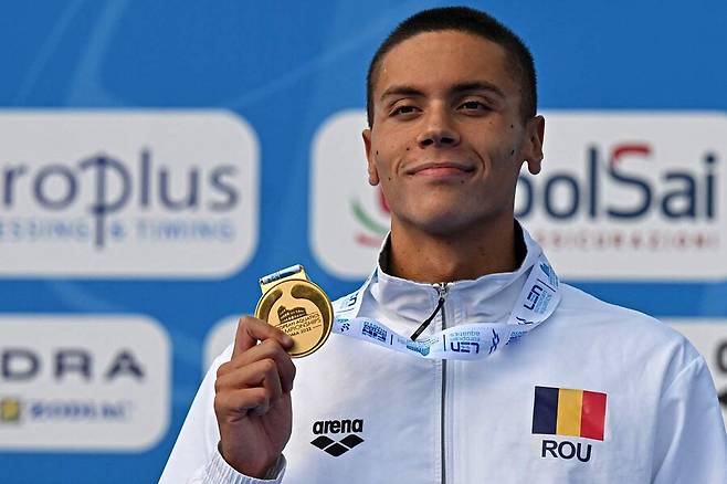 포포비치가 2022 유럽수영선수권대회 남자 자유형 200m 금메달을 들고 서 있다. 로마/AFP 연합뉴스