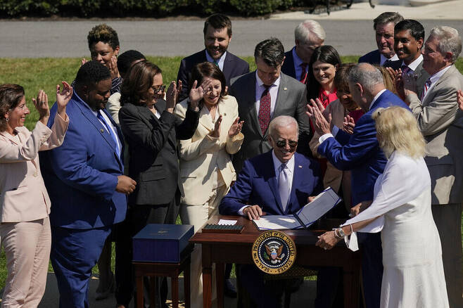지난 9일 조 바이든 미국 대통령이 백악관 잔디밭에서 ‘반도체 칩과 과학법’에 서명하고 있다. EPA 연합뉴스