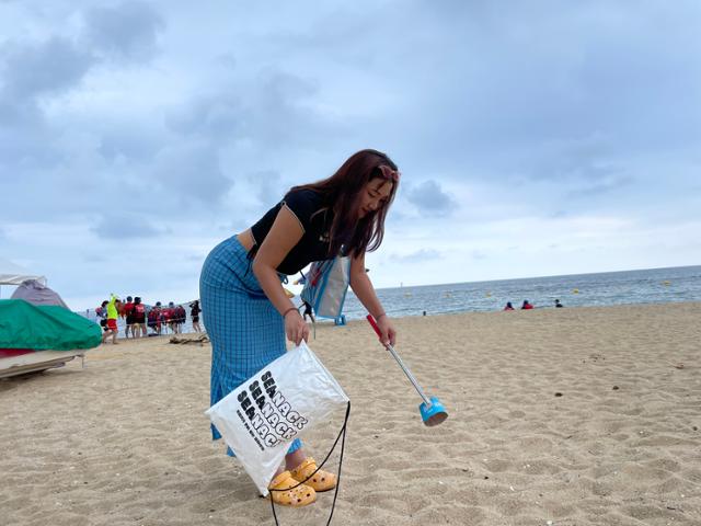 14일 강원도 속초해수욕장에서 제일기획과 환경재단이 진행한 씨낵 캠페인에서 한 참여자가 해변가의 쓰레기를 줍고 있다. 속초=환경재단 제공