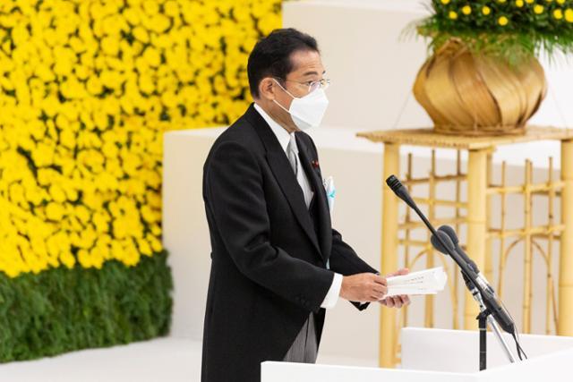 기시다 후미오 일본 총리가 15일 도쿄 일본 무도관에서 열린 전몰자 추도식에서 연설하고 있다. 도쿄=AP 연합뉴스