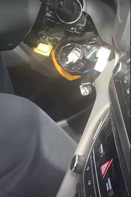 기아자동차 절도범으로 추정되는 한 미국 남성이 최근 SNS에 올린 차량 사진의 '키 홀' 주변 커버가 벗겨져 있다. SNS 동영상 캡처