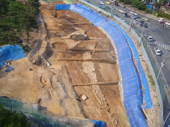 큰 상석 아래 넓게 깔린 박석이 세계 최대 규모로 추정되던 김해 구산동 지석묘. [연합뉴스]