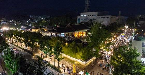 축제와 함께 '문화재 야행'도 돌아왔다. 문화재 야행은 문화재가 밀집한 지역에서 야간 여행을 즐기는 프로그램이다. 사진은 2019년 8월 강릉 문화재 야행이 열린 대도호부 관아. 최승표 기자