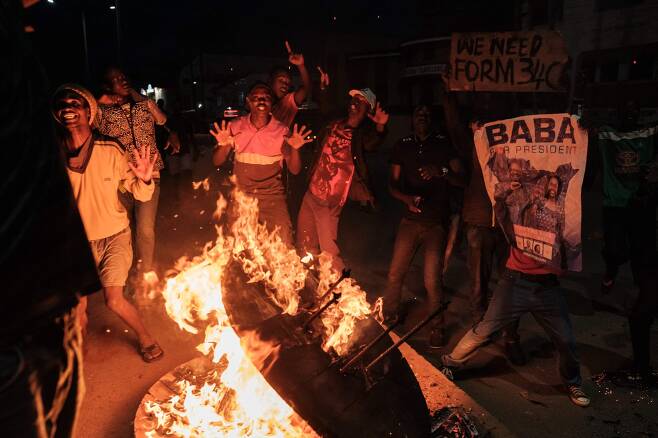 대통령 후보 라일라 오딩가 지지자들이 15일(현지시간) 케냐 서부 키수무에서 케냐 총선 결과에 항의하고 있다. AFP=연합뉴스