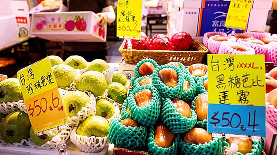 홍콩의 한 시장에서 판매 중인 대만산 과일들의 모습. 사진 SCMP 캡처