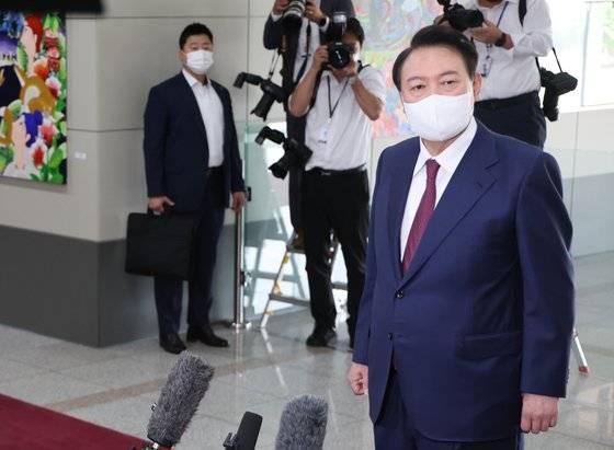 윤석열 대통령은 16일 출근길에 기자들과 만나 "인적 쇄신은 정치적인 득실을 따져서 할 문제가 아니다"고 말했다. 사진은 기자들과 문답을 주고 받는 윤 대통령. 대통령실사진기자단