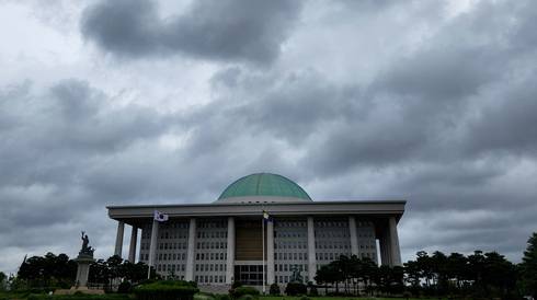 서울 여의도 국회의사당 위로 먹구름이 보이고 있다. /공동취재사진