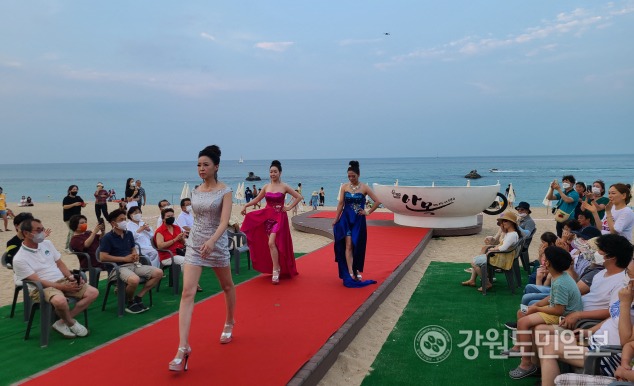 ▲ ‘2022 안목 커피거리 썸머 페스티벌 시니어 드레스 패션쇼’가 지난 6일 안목커피거리에서 성황리 개최됐다.