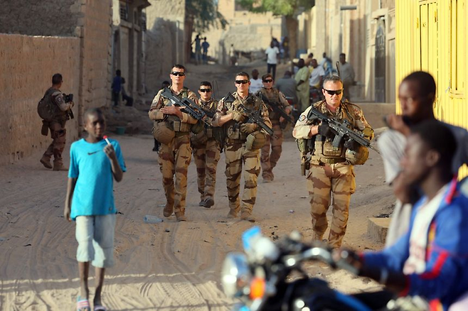 말리 주둔 프랑스 대테러 부대원들이 지난해 12월 팀북투에서 순찰을 돌고 있다. 팀북투|AFP연합뉴스