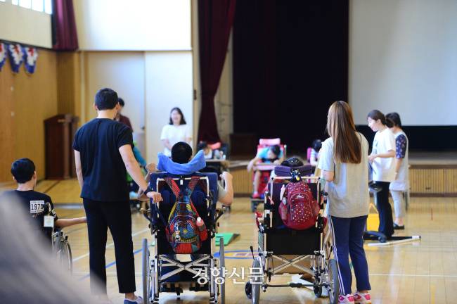 서울의 한 특수학교에서 학생들이 체육수업을 하고 있다. 정지윤 기자