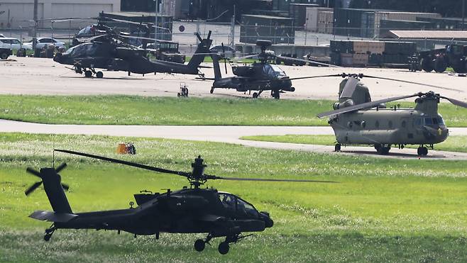 한·미 ‘을지 연합연습’ 시작 합동참모본부와 한·미연합사령부의 위기관리연습 첫날인 16일 경기 평택 캠프 험프리스에서 아파치 헬기가 이륙하고 있다. 위기관리연습은 ‘을지자유의 방패’ 연합연습의 사전 연습이다. 연합뉴스