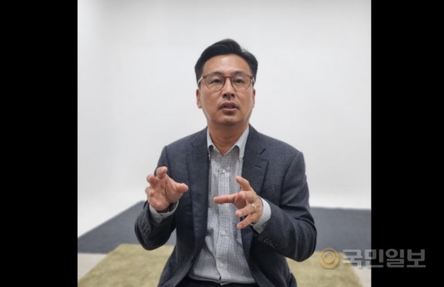 이승현 미국 ITS신학대학원 총장이 국민일보 인터뷰에서 한국어학위 과정의 커리큘럼에 대해 설명하고 있다.
