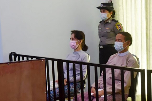 미얀마 수도 네피도의 법원에서 재판을 받고 있는 아웅산 수치(왼쪽) 국가 고문과 윈민(Win Myint·오른쪽) 전 대통령. 네피도=AFP연합
