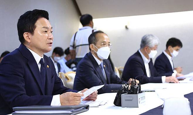 원희룡 국토교통부 장관이 16일 오전 정부서울청사에서 추경호 경제부총리 겸 기재부 장관(왼쪽에서 두 번째)이 주재하는 부동산 관계장관회의에 참석해 발언하고 있다. 연합뉴스