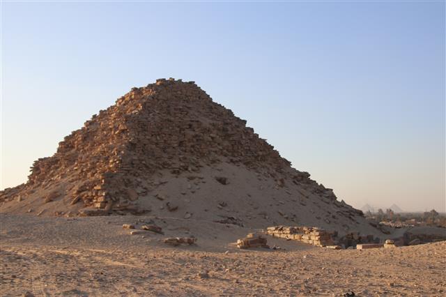 5왕조의 파라오인 사후라의 피라미드. 오른쪽으로 저 멀리 기자의 4왕조 시대 피라미드들이 보인다.