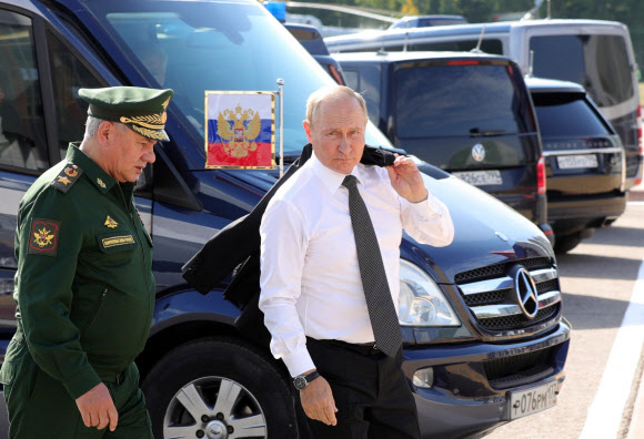 블라디미르 푸틴 러시아 대통령이 15일(현지시간) 모스크바 외곽 파트리오트 공원에서 막을 올린 국제군사기술포럼 ‘군대-2022’ 개막식장에 세르게이 쇼이구 국방장관과 함께 도착하고 있다.스푸트니크 통신 AFP 연합뉴스