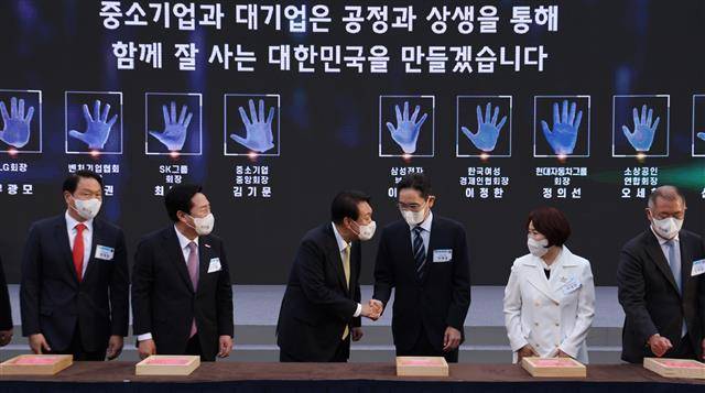 새 정부가 친기업 기조의 경제·산업 정책을 출범 이후 100일간 이어 오고 있다. 윤석열 대통령이 지난 5월 25일 용산 대통령실 청사 앞 잔디마당에서 열린 2022 대한민국 중소기업인대회에서 핸드프린팅을 마친 이재용 삼성전자 부회장과 악수하고 있다. 왼쪽부터 최태원 SK그룹 회장, 김기문 중소기업중앙회장, 윤 대통령, 이 부회장, 이정한 여성경제인협회장, 정의선 현대차 그룹회장. 윤석열 정부는 민간이 주도하는 경제활성화를 목표로 친기업 행보를 보이고 있다. 연합뉴스
