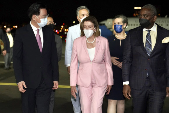 낸시 펠로시(가운데) 미국 하원의장이 2일(현지시간) 밤 대만 타이베이 쑹산공항에 도착, 환영나온 인사들과 함께 이동하고 있다. AP 연합뉴스