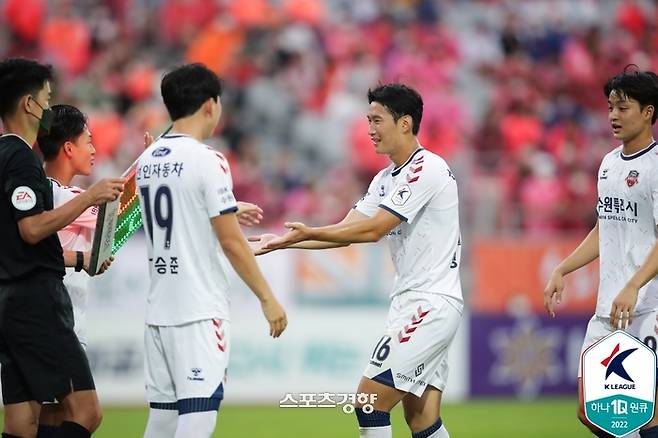 수원FC 정재윤(오른쪽)이 지난 15일 강원FC와의 경기에서 골을 넣은 직후 이승우와 교체돼 나오고 있다. 프로축구연맹 제공