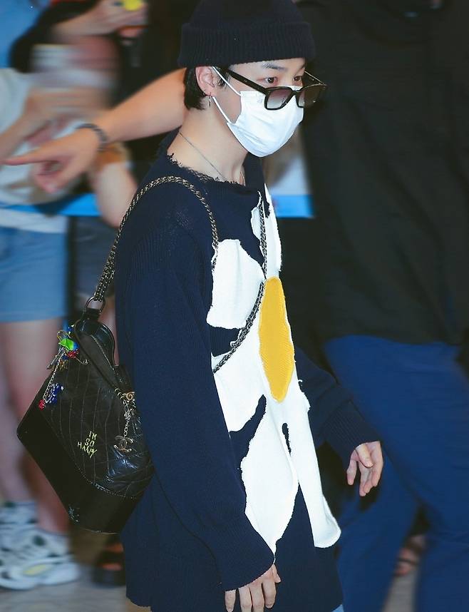 방탄소년단 지민, 첫 단독 입국에 수백명 환영 인파..명품 완판까지 '브랜드 킹'