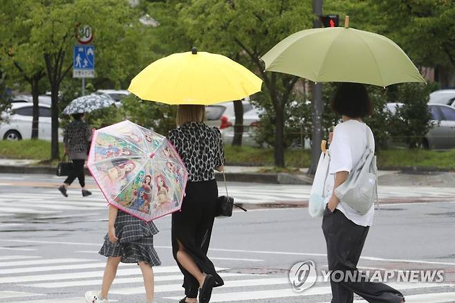우산 쓴 시민들 연합뉴스 자료사진]