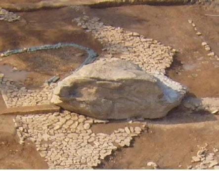 공사가 중단된 경남 김해 구산동 지석묘의 모습(사진=문화재청).