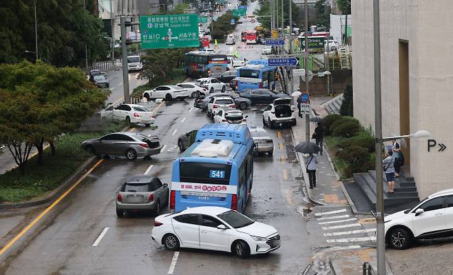 지난 9일 오전 서울 서초구 진흥아파트 앞 서초대로 일대에서 전날 내린 폭우에 침수됐던 차량이 모습을 드러내고 있다. (사진=연합뉴스)