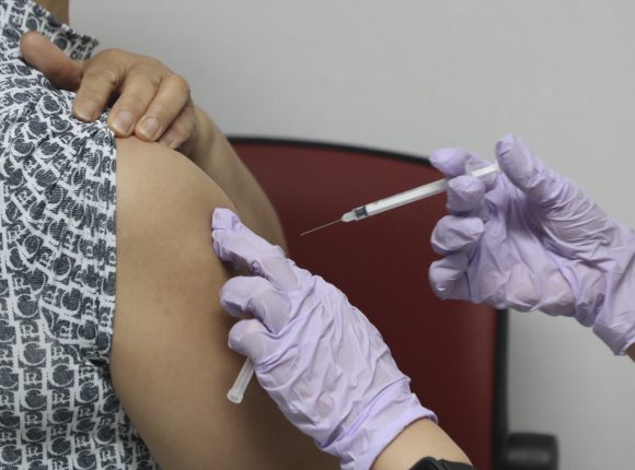 한 시민이 울산 남구보건소에서 코로나19 백신을 접종 받고 있다. [사진=뉴스1]