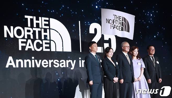 성기학 영원무역 회장. (노스페이스 제공) 2022.7.4/뉴스1