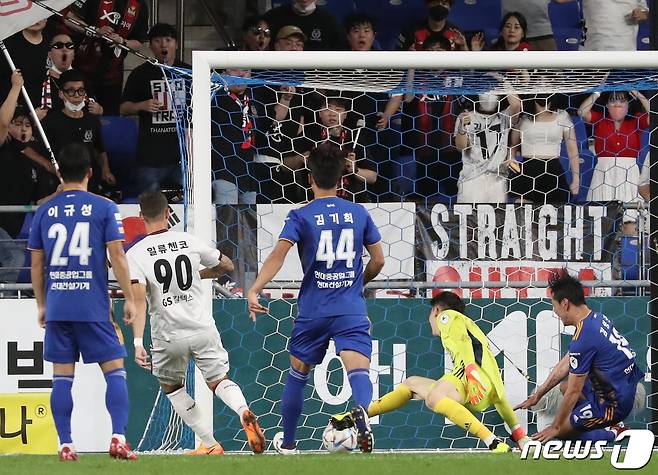 2일 오후 울산 문수축구경기장에서 열린 프로축구 '하나원큐 K리그1 2022' 울산현대와 FC서울의 경기에서 서울 일류첸코가 선제골을 넣고 있다. 2022.8.2/뉴스1 ⓒ News1 윤일지 기자