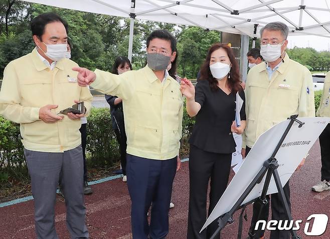 정인화 광양시장은 16일 황길동 어린이테마파크 조성사업 현장을 방문해 사업 계획과 진행 상황을 점검하고 있다.(광양시 제공)2022.8.17/뉴스1 ⓒ News1 김동수 기자