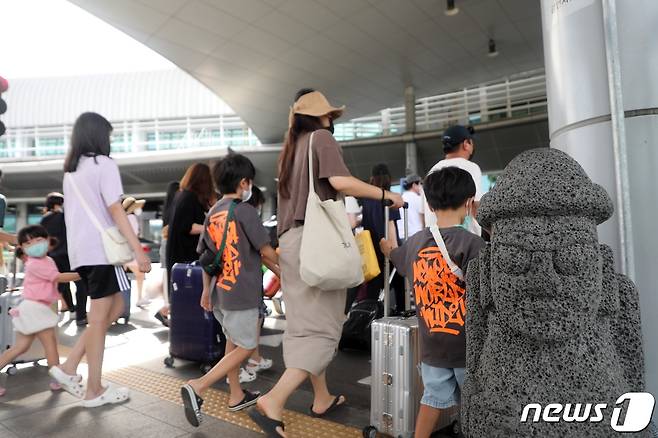 광복절 연휴 마지막날인 15일 여행을 마친 관광객들이 제주국제공항 출발장으로 향하고 있다.2022.8.15/뉴스1 ⓒ News1 고동명 기자